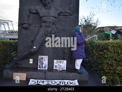 Amsterdam, Paesi Bassi. 15 ottobre 2023. La gente tiene bandiere palestinesi mentre si riunisce per una manifestazione pro-palestinese ad Amsterdam, nei Paesi Bassi, il 15 ottobre 2023. Quasi 15.000 partecipanti partecipano alla manifestazione per condannare il genocidio del governo israeliano ed esprimere solidarietà al popolo palestinese. (Foto di Mouneb Taim/INA Photo Agency/Sipa USA) credito: SIPA USA/Alamy Live News Foto Stock