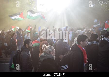 Amsterdam, Paesi Bassi. 15 ottobre 2023. La gente tiene bandiere palestinesi mentre si riunisce per una manifestazione pro-palestinese ad Amsterdam, nei Paesi Bassi, il 15 ottobre 2023. Quasi 15.000 partecipanti partecipano alla manifestazione per condannare il genocidio del governo israeliano ed esprimere solidarietà al popolo palestinese. (Foto di Mouneb Taim/INA Photo Agency/Sipa USA) credito: SIPA USA/Alamy Live News Foto Stock