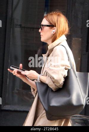 New York, NY, USA. 18 ottobre 2023. Julianne Moore ha visto camminare a New York il 18 ottobre. 2023 crediti: RW/Media Punch/Alamy Live News Foto Stock