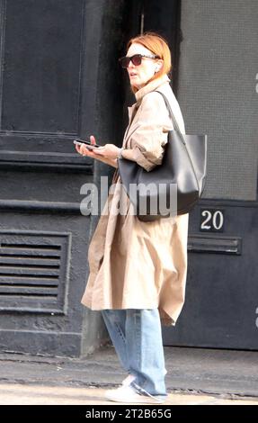 New York, NY, USA. 18 ottobre 2023. Julianne Moore ha visto camminare a New York il 18 ottobre. 2023 crediti: RW/Media Punch/Alamy Live News Foto Stock
