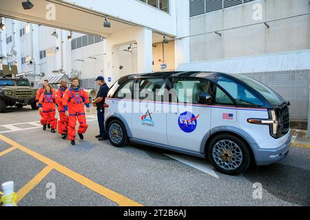 Test dimostrativo della giornata di lancio di Artemis II ISVV-A1. Membri dell'equipaggio di Artemis II (da davanti a dietro) astronauti della NASA Reid Wiseman, Victor Glover e Christina Koch, e CSA (Agenzia spaziale canadese) l'astronauta Jeremy Hansen esce dal quartier generale dell'equipaggio degli astronauti all'interno del Neil Armstrong Operations and Checkout Building per raggiungere i veicoli di trasporto dell'equipaggio di Artemis prima di recarsi al Launch Pad 39B come parte di un test integrato dei sistemi a terra al Kennedy Space Center in Florida mercoledì 20 settembre, per testare la cronologia dell'equipaggio per il giorno del lancio. Foto Stock