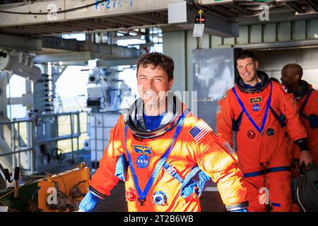 Test dimostrativo della giornata di lancio di Artemis II ISSV-1A. Gli astronauti Artemis II (da davanti a dietro) l'astronauta della NASA Reid Wiseman, l'astronauta CSA (Agenzia spaziale canadese) Jeremy Hansen e l'astronauta della NASA Victor Glover si trovano sul lanciatore mobile al Launch Pad 39B come parte di un test integrato dei sistemi terrestri al Kennedy Space Center in Florida mercoledì 20 settembre. Il test garantisce che il team dei sistemi di terra sia pronto a supportare la tempistica dell'equipaggio il giorno del lancio. Foto Stock