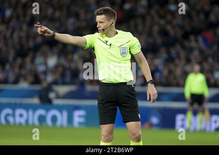 Lille, Francia, 17 ottobre 2023, l'arbitro tedesco Tobias Stieler durante la partita amichevole di calcio internazionale tra Francia e Scozia il 17 ottobre 2023 allo Stade Pierre Mauroy di Villeneuve-d'Ascq vicino Lille, in Francia Foto Stock