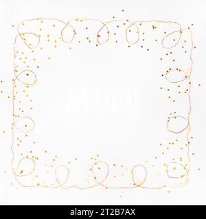 Square Christmas Lights garland Border e coriandoli con stelle dorate su sfondo bianco. Base piatta, spazio copia. Foto Stock
