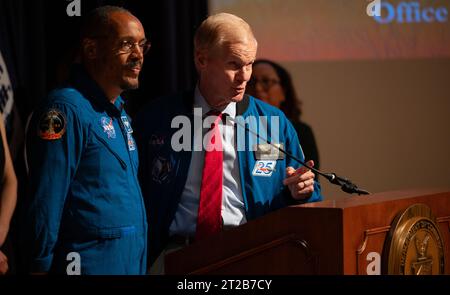 L'amministratore della NASA Bill Nelson fa osservazioni con l'astronauta Alvin Drew al National Youth Summit del 2023 ospitato dal Dipartimento del commercio di Washington, D.C. Foto Stock