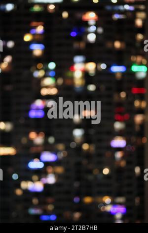 Gli appartamenti confusi della città si illuminano durante le festività natalizie Foto Stock