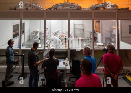 Restituzione del campione OSIRIS-Rex. I team di curation elaborano la capsula di ritorno campione dalla missione OSIRIS-Rex della NASA in camera bianca, domenica 24 settembre 2023, presso lo Utah test and Training Range del Dipartimento della difesa. Il campione è stato prelevato dall'asteroide Bennu nell'ottobre 2020 dalla navicella spaziale OSIRIS-Rex della NASA. Foto Stock