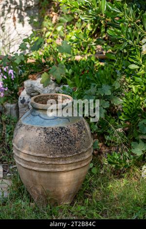 grande pentola da giardino in stile greco in terracotta per la conservazione dell'olio d'oliva o la piantagione di fiori in giardino Foto Stock
