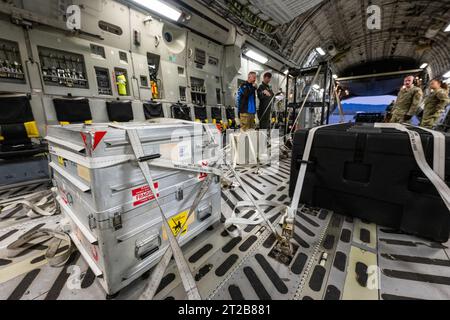 Restituzione del campione OSIRIS-Rex. Un contenitore con il contenitore scientifico della missione OSIRIS-Rex della NASA è stato visto a bordo di un aereo C-17 Globemaster, lunedì 25 settembre 2023, presso lo Utah test and Training Range del Dipartimento della difesa. Il campione è stato prelevato dall'asteroide Bennu nell'ottobre 2020 dalla navicella spaziale OSIRIS-Rex della NASA. Foto Stock