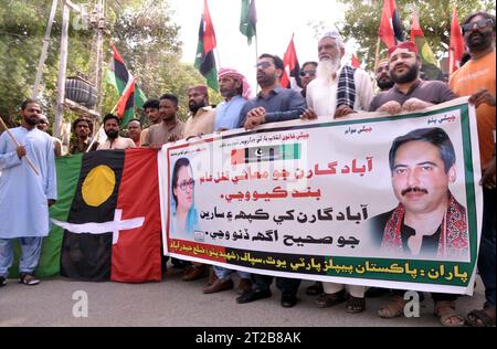 Gli attivisti del Partito Popolare Shaheed Bhutto (PPP-SB) stanno tenendo una manifestazione di protesta contro lo sfruttamento economico di Abadgar, al club stampa di Hyderabad mercoledì 18 ottobre 2023. Foto Stock