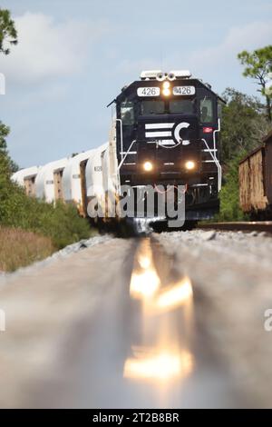 I segmenti Artemis II Booster arrivano a KSC. I 10 segmenti di motori booster che formeranno il razzo solido gemello a cinque segmenti del NASA Space Launch System per la missione Artemis II dell'agenzia arrivano al Kennedy Space Center lunedì 25 settembre 2023. A causa del loro peso, i segmenti del motore booster viaggiavano su rotaia attraverso otto stati in trasportatori specializzati fino allo spazioporto della Florida. Le squadre con Exploration Ground Systems della NASA elaboreranno ciascuno dei segmenti a Kennedy in preparazione al lancio. Gli astronauti Artemis II Reid Wiseman, Victor Glover, Christina Koch e Jeremy Hans Foto Stock