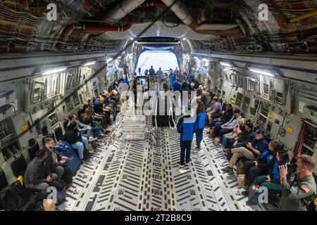 Restituzione del campione OSIRIS-Rex. Le squadre di recupero e cura si uniscono a un container con il contenitore scientifico della missione OSIRIS-Rex della NASA a bordo di un aereo C-17 Globemaster, lunedì 25 settembre 2023, presso lo Utah test and Training Range del Dipartimento della difesa. Il campione è stato prelevato dall'asteroide Bennu nell'ottobre 2020 dalla navicella spaziale OSIRIS-Rex della NASA. Foto Stock