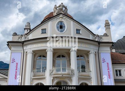 Merano, Italia - 9 agosto 2023: Veduta esterna del Kurhaus di Merano, progettato dall'architetto Josef Czemy, inaugurata nel 1874 Foto Stock