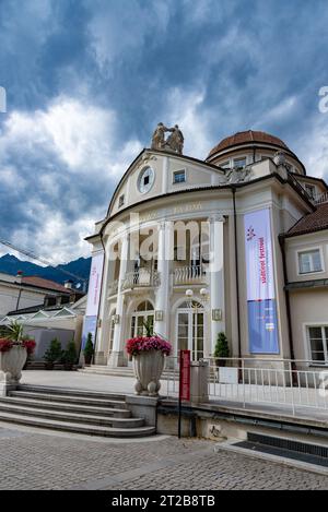 Merano, Italia - 9 agosto 2023: Veduta esterna del Kurhaus di Merano, progettato dall'architetto Josef Czemy, inaugurata nel 1874 Foto Stock