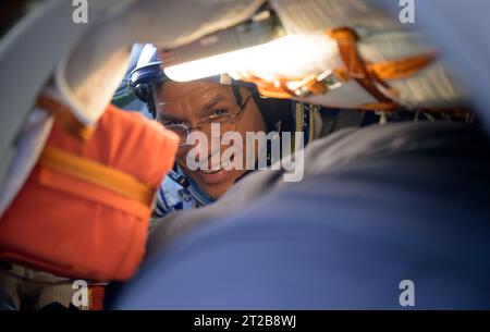 Expedition 69 Soyuz Landing. Expedition 69 l'astronauta della NASA Frank Rubio è visto all'interno della navicella Soyuz MS-23 pochi minuti dopo che lui e i cosmonauti Roscosmos Dmitri Petelin e Sergey Prokopyev sono atterrati in un'area remota vicino alla città di Zhezkazgan, Kazakistan, mercoledì 27 settembre 2023. Il trio sta tornando sulla Terra dopo aver registrato 371 giorni nello spazio come membri delle Expeditions 68-69 a bordo della stazione spaziale Internazionale. Per Rubio, la sua missione è il volo spaziale singolo più lungo della storia di un astronauta statunitense. Foto Stock