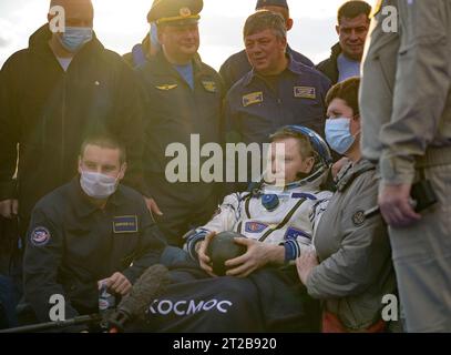 Expedition 69 Soyuz Landing. Expedition 69 il cosmonauta Roscosmos Sergey Prokopyev viene visto fuori dalla navicella spaziale Sojuz MS-23 dopo essere atterrato con il cosmonauta Roscosmos Dmitri Petelin e l'astronauta della NASA Frank Rubio, in una zona remota vicino alla città di Zhezkazgan, Kazakistan mercoledì 27 settembre 2023. Il trio sta tornando sulla Terra dopo aver registrato 371 giorni nello spazio come membri delle Expeditions 68-69 a bordo della stazione spaziale Internazionale. Per Rubio, la sua missione è il volo spaziale singolo più lungo della storia di un astronauta statunitense. Foto Stock