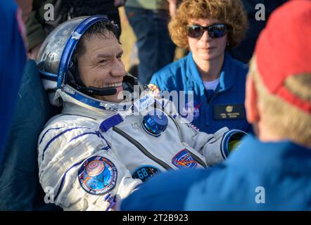 Expedition 69 Soyuz Landing. Expedition 69 l'astronauta della NASA Frank Rubio viene visto fuori dalla navicella spaziale Sojuz MS-23 dopo essere atterrato con i cosmonauti Roscosmos Sergey Prokopyev e Dmitri Petelin in un'area remota vicino alla città di Zhezkazgan, Kazakistan, mercoledì 27 settembre 2023. Il trio sta tornando sulla Terra dopo aver registrato 371 giorni nello spazio come membri delle Expeditions 68-69 a bordo della stazione spaziale Internazionale. Per Rubio, la sua missione è il volo spaziale singolo più lungo della storia di un astronauta statunitense. Foto Stock