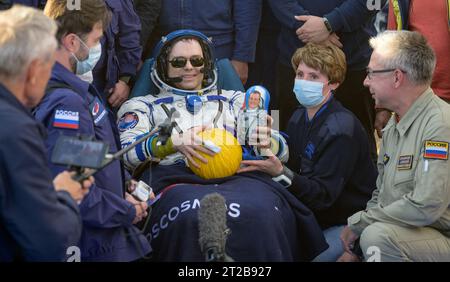 Expedition 69 Soyuz Landing. Expedition 69 Roscosmos cosmonauta Dmitri Petelin è visto fuori dalla navicella spaziale Sojuz MS-23 dopo essere atterrato con il cosmonauta Roscosmos Sergey Prokopyev e l'astronauta della NASA Frank Rubio, in un'area remota vicino alla città di Zhezkazgan, Kazakistan, mercoledì 27 settembre 2023. Il trio sta tornando sulla Terra dopo aver registrato 371 giorni nello spazio come membri delle Expeditions 68-69 a bordo della stazione spaziale Internazionale. Per Rubio, la sua missione è il volo spaziale singolo più lungo della storia di un astronauta statunitense. Foto Stock