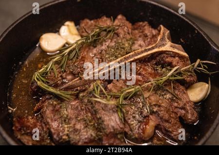 Bistecca con aglio e rosmarino Foto Stock