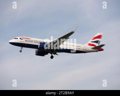 Aeroporto di Londra Heathrow Hounslow, British Airways Airbus A320-251N, in avvicinamento alla pista per l'atterraggio Foto Stock