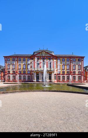 Bruchsal, Germania - agosto 2023: Castello barocco chiamato Palazzo Bruchsal con fontana nelle giornate di sole Foto Stock