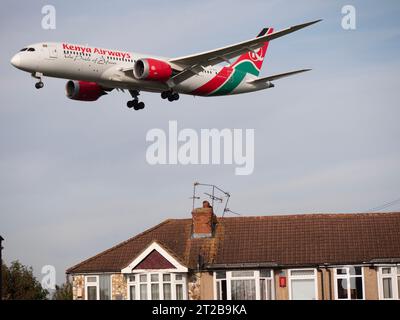 Aeroporto di Londra Heathrow Hounslow Kenya Airways, Boeing 787-8 Dreamliner Aircraft in avvicinamento all'atterraggio in basso volando sopra abitazioni residenziali Foto Stock