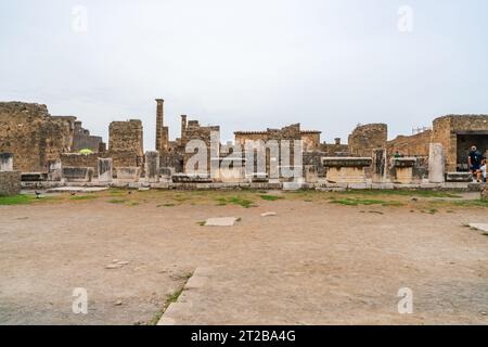 POMPEI, ITALIA - 20 SETTEMBRE 2023: Rovine di Pompei, antica città sepolta dall'eruzione del Vesuvio del 79 d.C. Foto Stock