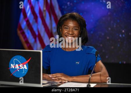 Conferenza stampa Prelaunch Psyche . Jasmine Hopkins, NASA Communications, modera una conferenza stampa pre-lancio della missione Psyche al Kennedy Space Center della NASA in Florida mercoledì 11 ottobre 2023. Psyche è la prima missione per esplorare un asteroide con una superficie che probabilmente contiene quantità sostanziali di metallo piuttosto che roccia o ghiaccio. Il lancio della navicella spaziale Psyche della NASA, in cima a un razzo SpaceX Falcon Heavy, è preso di mira per le 10:16 EDT giovedì 12 ottobre, dal Kennedy's Launch Complex 39A. Foto Stock