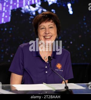 Conferenza stampa Prelaunch Psyche . Nicola Fox, amministratore associato, Science Mission Directorate della NASA, partecipa a una conferenza stampa pre-lancio della missione Psyche al Kennedy Space Center della NASA in Florida mercoledì 11 ottobre 2023. Psyche è la prima missione per esplorare un asteroide con una superficie che probabilmente contiene quantità sostanziali di metallo piuttosto che roccia o ghiaccio. Il lancio della navicella spaziale Psyche della NASA, in cima a un razzo SpaceX Falcon Heavy, è preso di mira per le 10:16 EDT giovedì 12 ottobre, dal Kennedy's Launch Complex 39A. Foto Stock