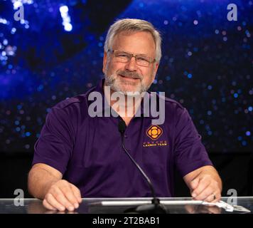 Conferenza stampa Prelaunch Psyche . Henry Stone, responsabile del progetto Psyche, Jet Propulsion Laboratory della NASA, partecipa a una conferenza stampa pre-lancio della missione Psyche al Kennedy Space Center della NASA in Florida mercoledì 11 ottobre 2023. Psyche è la prima missione per esplorare un asteroide con una superficie che probabilmente contiene quantità sostanziali di metallo piuttosto che roccia o ghiaccio. Il lancio della navicella spaziale Psyche della NASA, in cima a un razzo SpaceX Falcon Heavy, è preso di mira per le 10:16 EDT giovedì 12 ottobre, dal Kennedy's Launch Complex 39A. Foto Stock