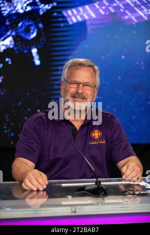 Conferenza stampa Prelaunch Psyche . Henry Stone, responsabile del progetto Psyche, Jet Propulsion Laboratory della NASA, partecipa a una conferenza stampa pre-lancio della missione Psyche al Kennedy Space Center della NASA in Florida mercoledì 11 ottobre 2023. Psyche è la prima missione per esplorare un asteroide con una superficie che probabilmente contiene quantità sostanziali di metallo piuttosto che roccia o ghiaccio. Il lancio della navicella spaziale Psyche della NASA, in cima a un razzo SpaceX Falcon Heavy, è preso di mira per le 10:16 EDT giovedì 12 ottobre, dal Kennedy's Launch Complex 39A. Foto Stock