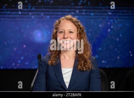 Conferenza stampa Prelaunch Psyche . Julianna Scheiman, direttrice di Civil satellite Missions, SpaceX, partecipa a una conferenza stampa pre-lancio della missione Psyche al Kennedy Space Center della NASA in Florida mercoledì 11 ottobre 2023. Psyche è la prima missione per esplorare un asteroide con una superficie che probabilmente contiene quantità sostanziali di metallo piuttosto che roccia o ghiaccio. Il lancio della navicella spaziale Psyche della NASA, in cima a un razzo SpaceX Falcon Heavy, è preso di mira per le 10:16 EDT giovedì 12 ottobre, dal Kennedy's Launch Complex 39A. Foto Stock