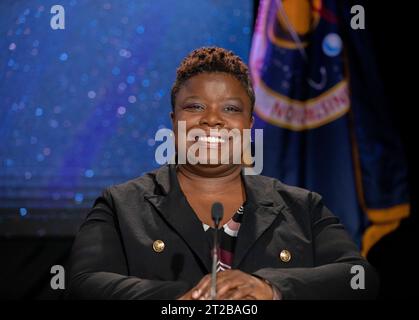 Conferenza stampa Prelaunch Psyche . Arlena Moses, ufficiale meteorologico di lancio, U.S. Space Force, SpaceX, partecipa a una conferenza stampa pre-lancio della missione Psyche al Kennedy Space Center della NASA in Florida mercoledì 11 ottobre 2023. Psyche è la prima missione per esplorare un asteroide con una superficie che probabilmente contiene quantità sostanziali di metallo piuttosto che roccia o ghiaccio. Il lancio della navicella spaziale Psyche della NASA, in cima a un razzo SpaceX Falcon Heavy, è preso di mira per le 10:16 EDT giovedì 12 ottobre, dal Kennedy's Launch Complex 39A. Foto Stock