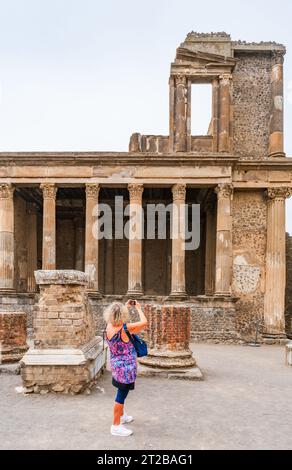 POMPEI, ITALIA - 20 SETTEMBRE 2023: Rovine di Pompei, antica città sepolta dall'eruzione del Vesuvio del 79 d.C. Foto Stock