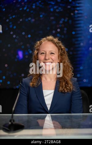 Conferenza stampa Prelaunch Psyche . Julianna Scheiman, direttrice di Civil satellite Missions, SpaceX, partecipa a una conferenza stampa pre-lancio della missione Psyche al Kennedy Space Center della NASA in Florida mercoledì 11 ottobre 2023. Psyche è la prima missione per esplorare un asteroide con una superficie che probabilmente contiene quantità sostanziali di metallo piuttosto che roccia o ghiaccio. Il lancio della navicella spaziale Psyche della NASA, in cima a un razzo SpaceX Falcon Heavy, è preso di mira per le 10:16 EDT giovedì 12 ottobre, dal Kennedy's Launch Complex 39A. Foto Stock