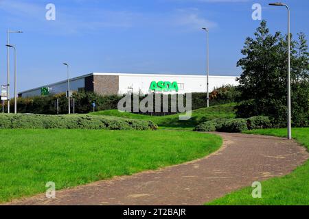 Footpath e negozio Asda, Leckwith Retail Park, Cardiff, Galles del Sud, Regno Unito. Foto Stock