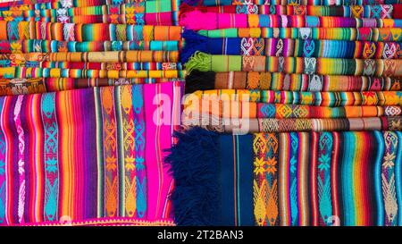 Otavalo, Imbabura / Ecuador - 14 ottobre 2023: Dettaglio di tessuti con un design di linee multicolore e strisce con texture indigene Foto Stock