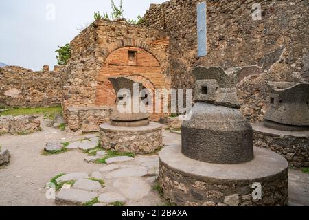 POMPEI, ITALIA - 20 SETTEMBRE 2023: Rovine di Pompei, antica città sepolta dall'eruzione del Vesuvio del 79 d.C. Foto Stock