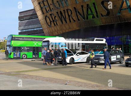 Hydrogen Powered Bus in un evento per la promozione di veicoli alimentati a idrogeno all'esterno del Millennium Centre, Cardiff Bay. Foto Stock