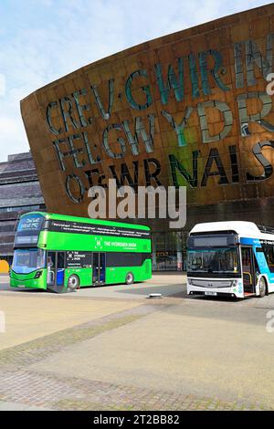 Hydrogen Powered Bus in un evento per la promozione di veicoli alimentati a idrogeno all'esterno del Millennium Centre, Cardiff Bay. Foto Stock