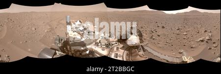 . La perseveranza è in pista a Boulder Field. Questo mosaico mostra parte del percorso perseveranza che il rover Marte della NASA ha percorso attraverso una parte di un campo di massi soprannominato Snowdrift Peak. È stato generato utilizzando immagini scattate da una delle telecamere di navigazione del rover il 28 luglio 2023, il 866° giorno, o sol, della missione. Con l'aiuto del sistema di navigazione autonomo a guida autonoma, Autonav, la perseveranza ha attraversato il campo di massi molto più rapidamente rispetto ai precedenti rover. Un obiettivo chiave per la missione della perseveranza su Marte è l'astrobiologia, compresa la ricerca di segni di vita microbica antica Foto Stock