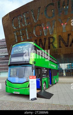 Hydrogen Powered Bus in un evento per la promozione di veicoli alimentati a idrogeno all'esterno del Millennium Centre, Cardiff Bay. Foto Stock