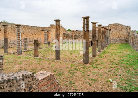 POMPEI, ITALIA - 20 SETTEMBRE 2023: Rovine di Pompei, antica città sepolta dall'eruzione del Vesuvio del 79 d.C. Foto Stock