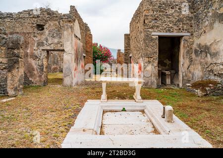 POMPEI, ITALIA - 20 SETTEMBRE 2023: Rovine di Pompei, antica città sepolta dall'eruzione del Vesuvio del 79 d.C. Foto Stock