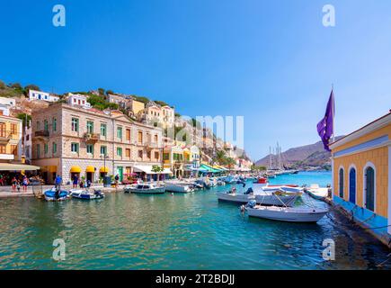 Villaggio di case colorate sull'isola di Symi, isole del Dodecaneso, Grecia. Foto Stock