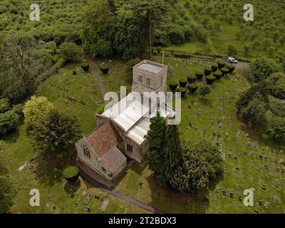 Una vista aerea di un antico edificio in pietra circondato da una lussureggiante vegetazione verde ad Aylesbury. Foto Stock