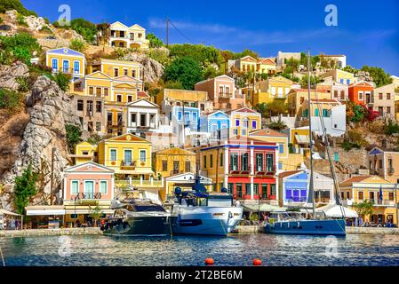 Villaggio di case colorate sull'isola di Symi, isole del Dodecaneso, Grecia. Foto Stock