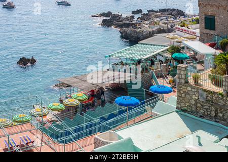 Spiaggia, caffè, hotel e bar di Marina piccola, via Marina piccola, 80076 Capri NA, 11 ottobre 2023 Foto Stock