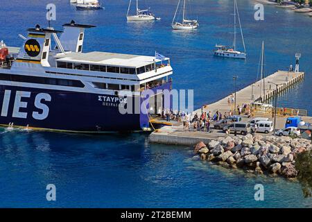 Il traghetto Stavros imbarca e sbarca passeggeri e merci al porto di Livadia, Tilos. Maggio / giugno 2023 Foto Stock