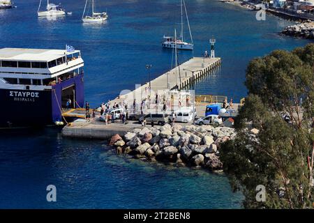 Il traghetto Stavros imbarca e sbarca passeggeri e merci al porto di Livadia, Tilos. Maggio / giugno 2023 Foto Stock